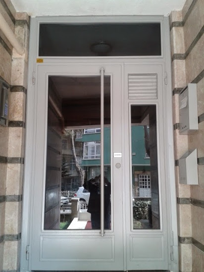 Modern Akıllı Apartman Kapıları